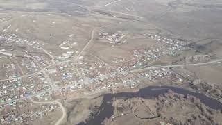 Деревня Ишкулово в Абзелиловском районе Башкирии. Апрель 2021. Аэросъмка с дрона (Full HD).