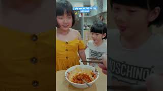 Thử thách 2 chị em Phương Phương ăn mì cay #shorts funny