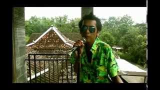 Download lagu Aksi Anti Korupsi 'Koruptor Cium Bokongku!' with Blueskid - Malu Maluin ( Anti Korupsi )