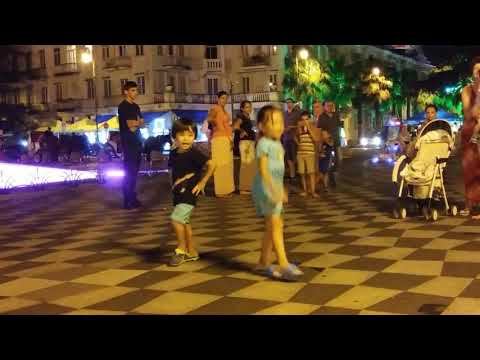 ბათუმში ჩინელი ბავშვები ქართულს ცეკვავენ