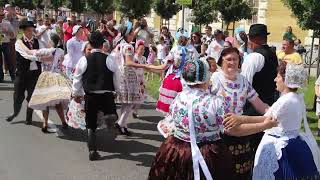 Táncos felvonulás - Kalocsai táncok bemutatója a II. Kalocsai Pünkösdi Népművészeti Fesztiválon