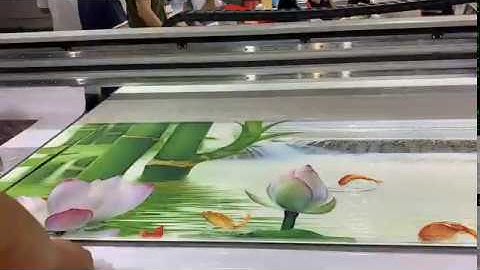 In tranh có phủ bóng trên gỗ bằng máy in uv