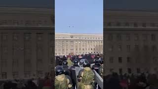 Сердитый мент на хороводе? 31.01.21г. кто кто то пробегал на митинге в поддержку Алексея Навального?