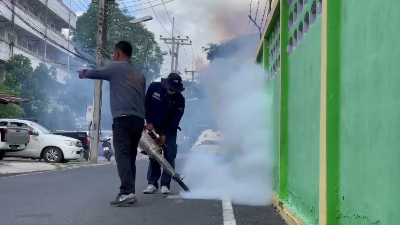 01/09/2568 กองสาธารณะสุขและกองช่างพ่นสารเคมีกำจัดยุงหมู่ที่ 12 ชุมชนแม่บ้านตำรวจ