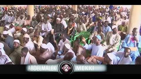 انظرو لطفل إفريقي يبكي من شدة تأثره بتلاوة القرآن بصوته الرنان