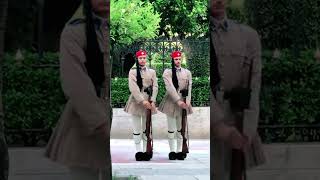 Incredible Royal Guards of Greece march! 🤩🇬🇷  -  🎥 geal.travel.and.more