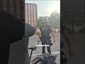 Un policía lanza al suelo a una de las profesoras que protestaban frente a la Consellería
