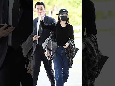 [단독공개] 아이유 14년 지킨 경호원… 대체 얼마를 받을까?#아이유 #경호원 #박근우 #연예계이슈 #스타스토리 #아이유팬 #감동스토리 #쇼츠#shorts thumbnail