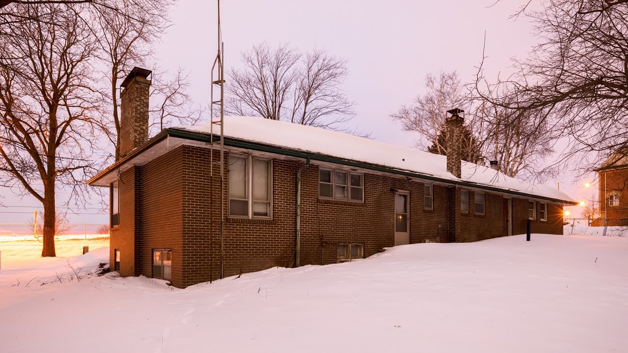 A Long Abandoned Retro House. Why is the Power Still On!!?