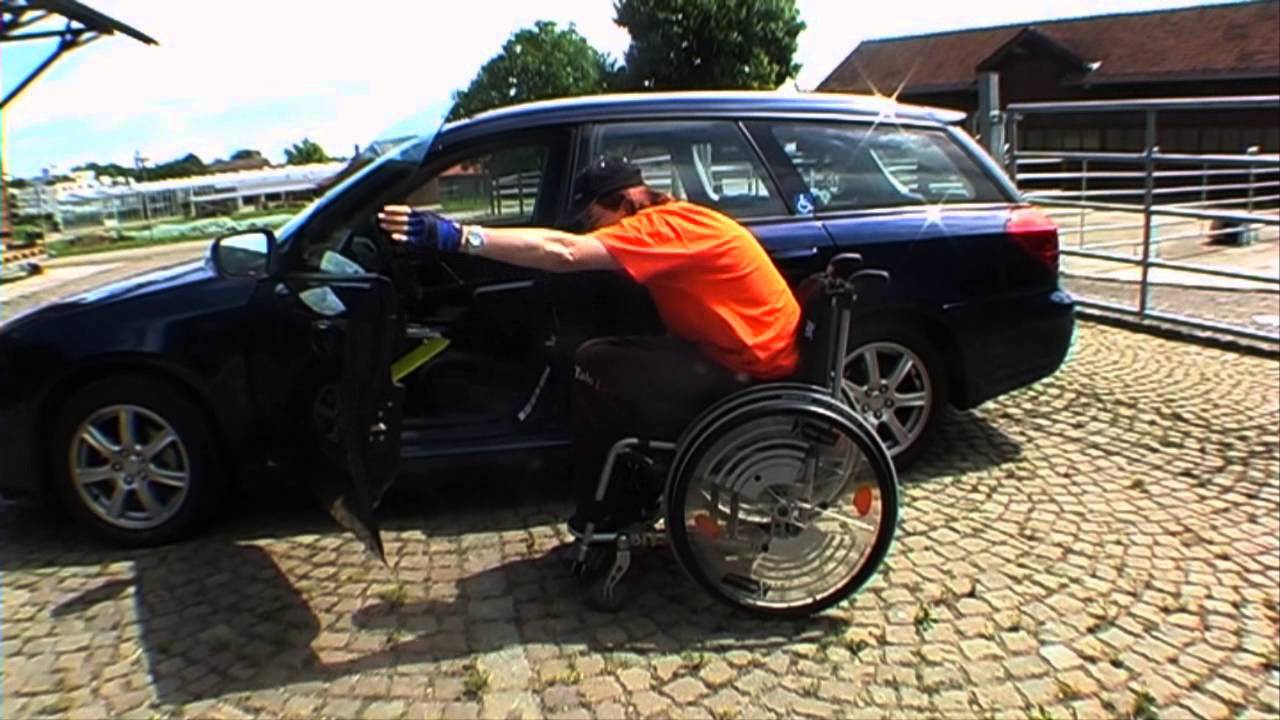 Transfer: vom Auto in den Rollstuhl und zurück - YouTube