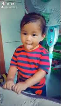 Anak kecil yg lucu main tik tok