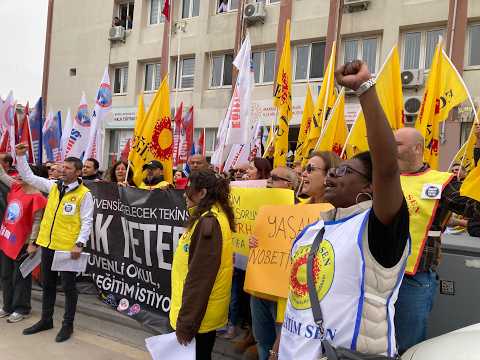 In Manisa, educators staged a protest in front of the Ministry of National Education.