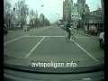 Киев: невозмутимый дед на велосипеде на красный свет...