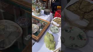 Антикварные вещи на рынке в Италии.