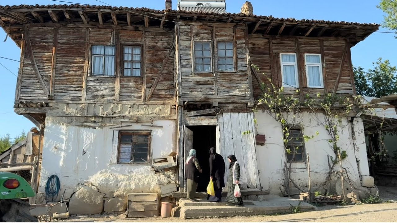 Geçmişi olan asırlık köy evine komşu ziyareti ￼
