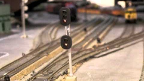 HO Custom 3-Over-2 Mast Signal.avi