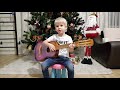 Мальчик поет под гитару