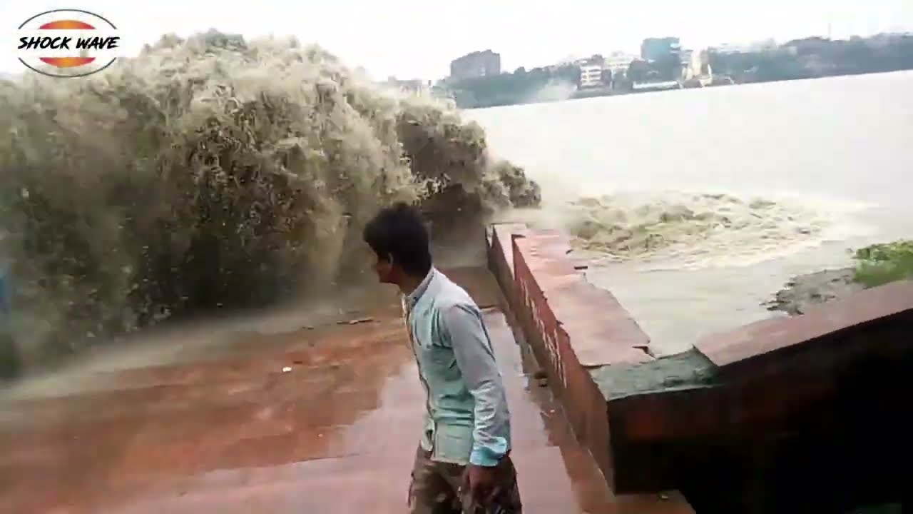 Dangerous high tide in Ganga River  Baan in Ganga  Kolkata  Ganga  mini tsunami  shockwave