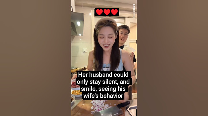 그녀의 남편은 아내의 행동을 보고 침묵하고 미소만 지을 수밖에 없었다.