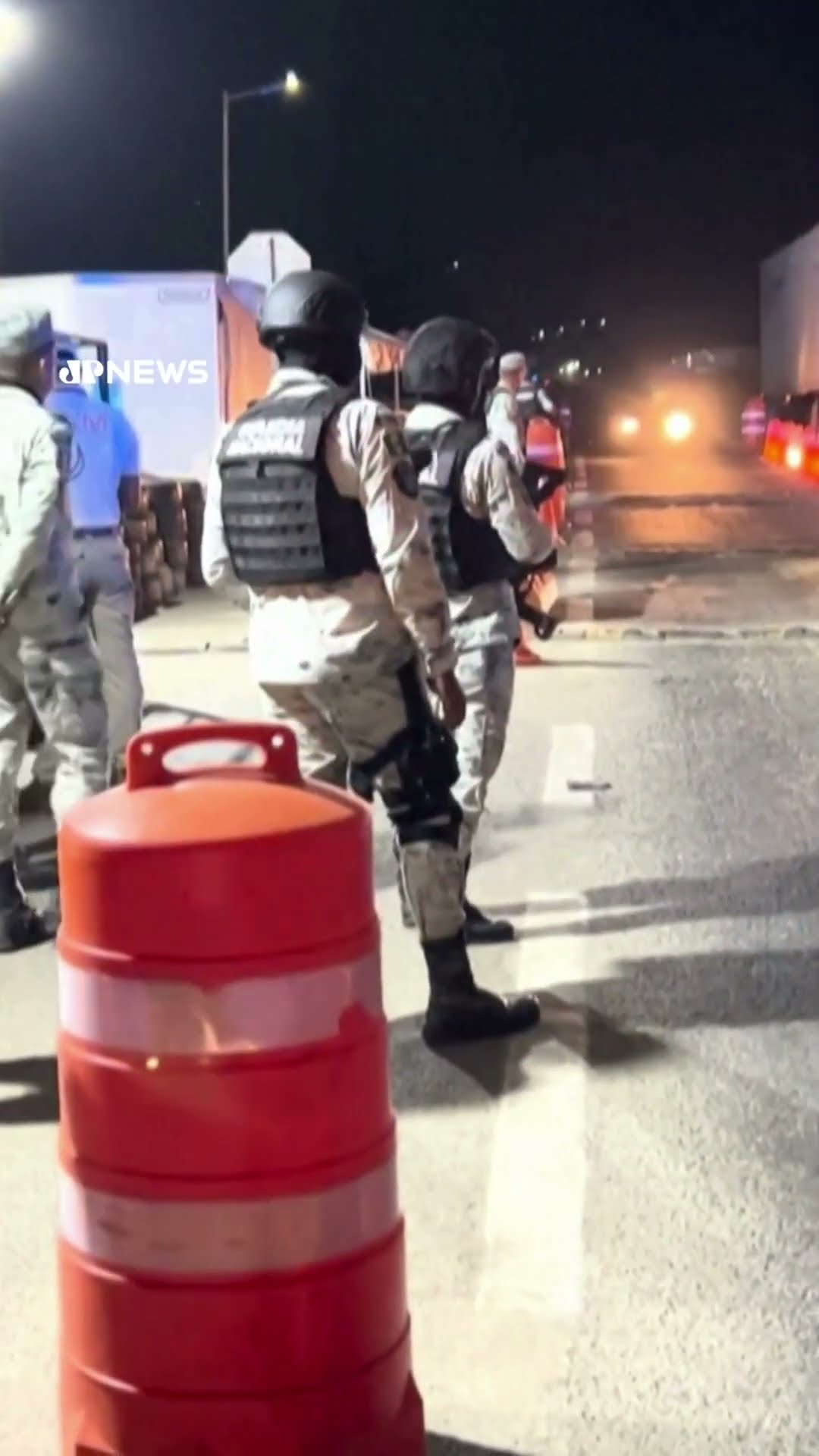 Caravana com centenas de migrantes deixa o México rumo aos EUA antes da posse de Trump #shorts