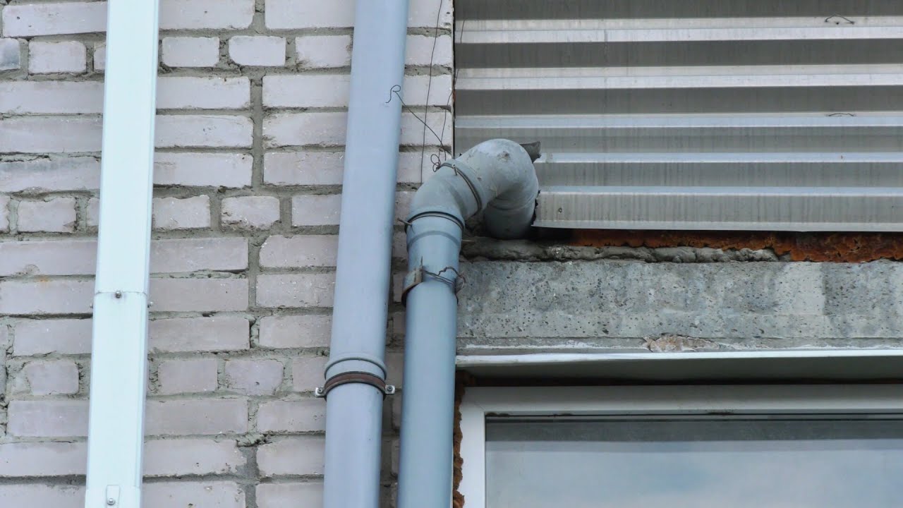 Незаконные врезки канализации портят фасады домов Черкесска