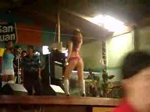 Bailarina de Restaurant turistico de Pucallpa meneandose al ritmo de la baterÃ­a