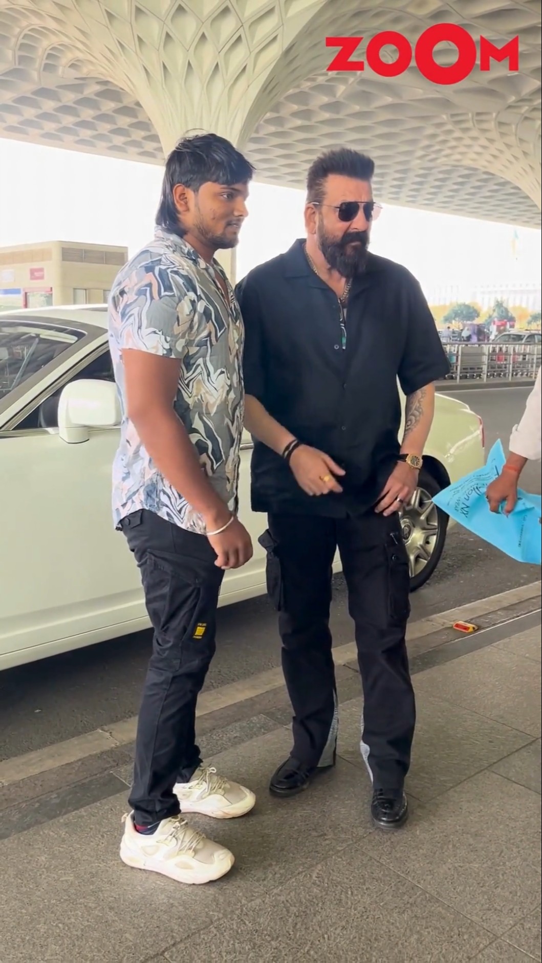 Sanjay Dutt POSES with a fan after listening to his request at the airport #sanjaydutt #shorts