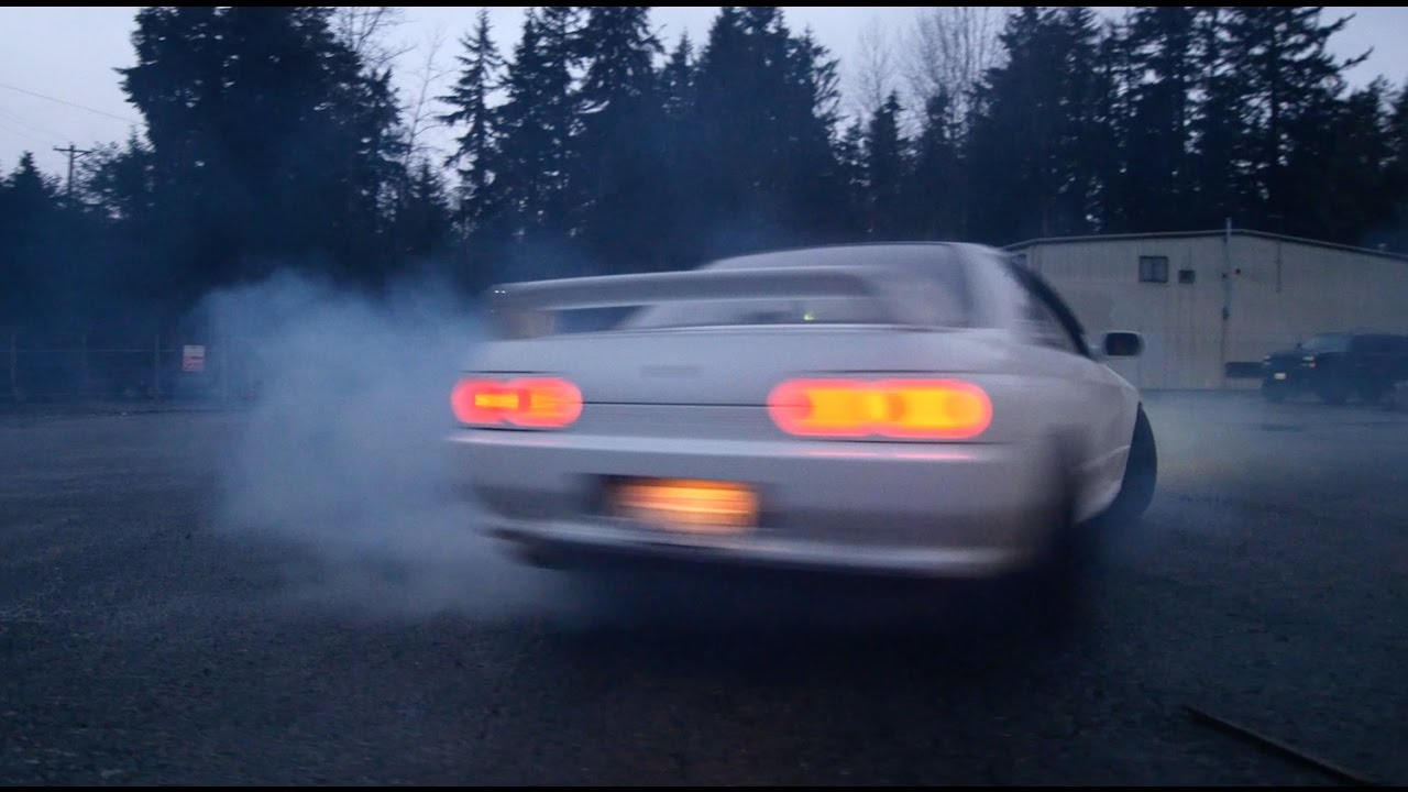 Dangerously close AWD R32 SKYLINE GTR DONUTS // ZWINGFILMS