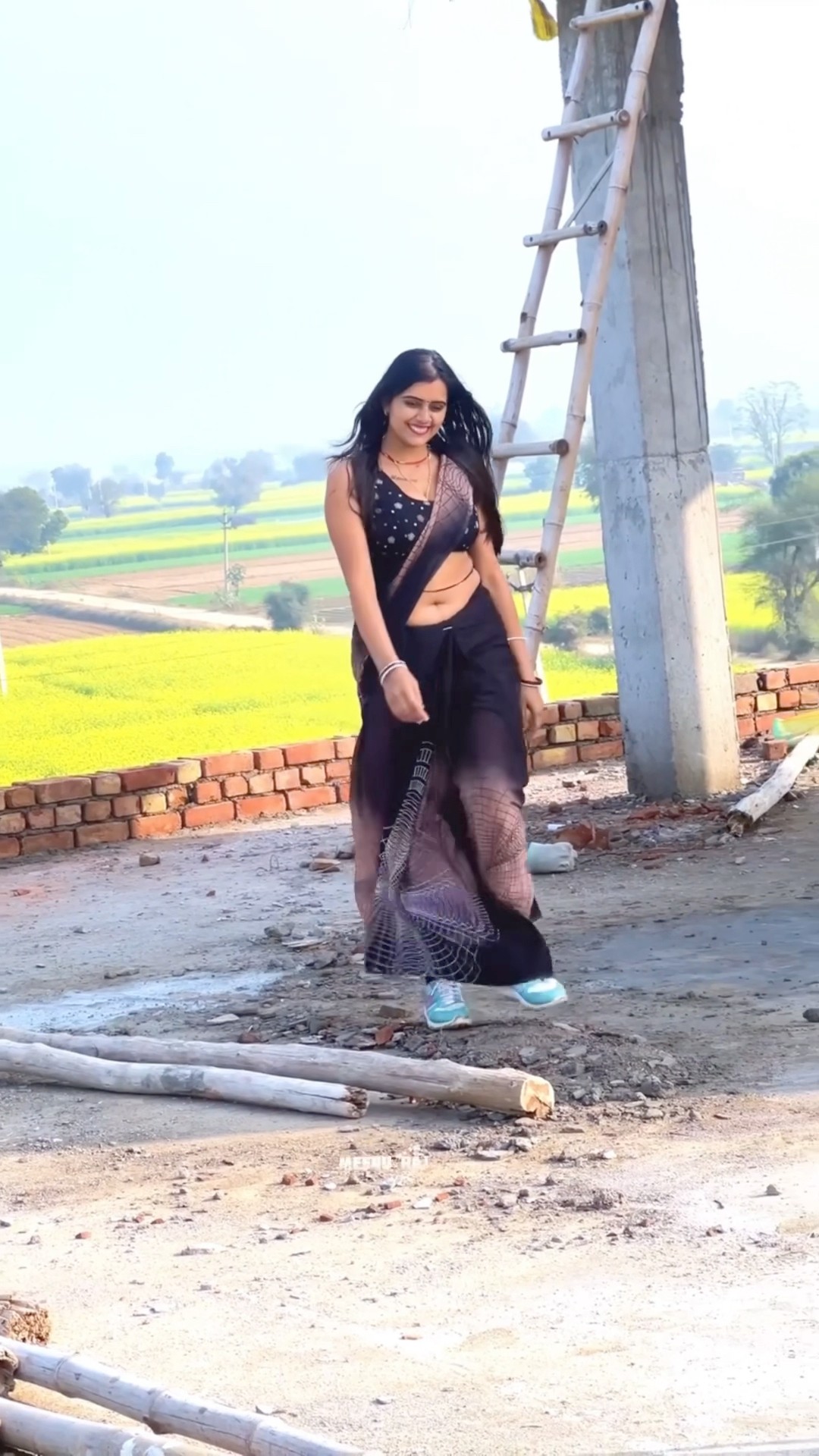 ग़ज़ब तेरी चाल ओ मोनालिसा #meenu #trending #trendingshorts #ytshorts