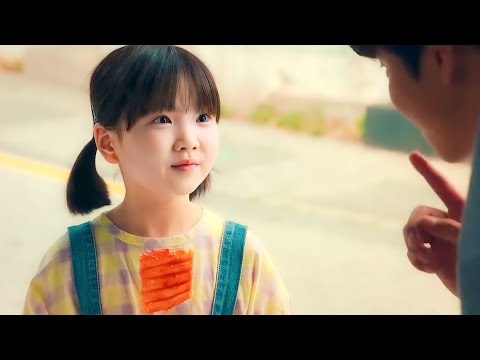 بنت كيوت بتحب شاب اكبر منها ب٧سنين فبتسافر بالزمن وبتبقى قده فى السن وتوقعه فحبها ملخص زمانك يناديك