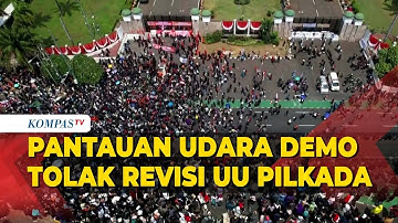 Pantauan Udara Massa Aksi Demo Tolak Revisi UU Pilkada di Depan Gedung DPR