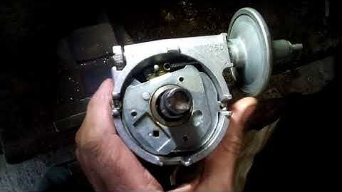 Morris Minor Level 2: Checking the distributor driveshaft and vacuum diaphragm for wear