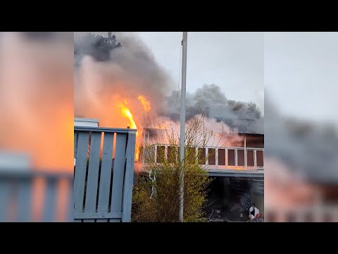 Dramatic video shows an abandoned house on fire in Vancouver