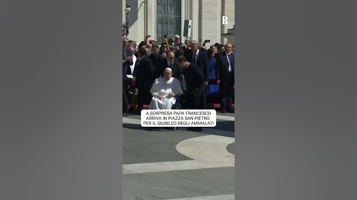 Papa Francesco arriva a sorpresa in piazza San Pietro
