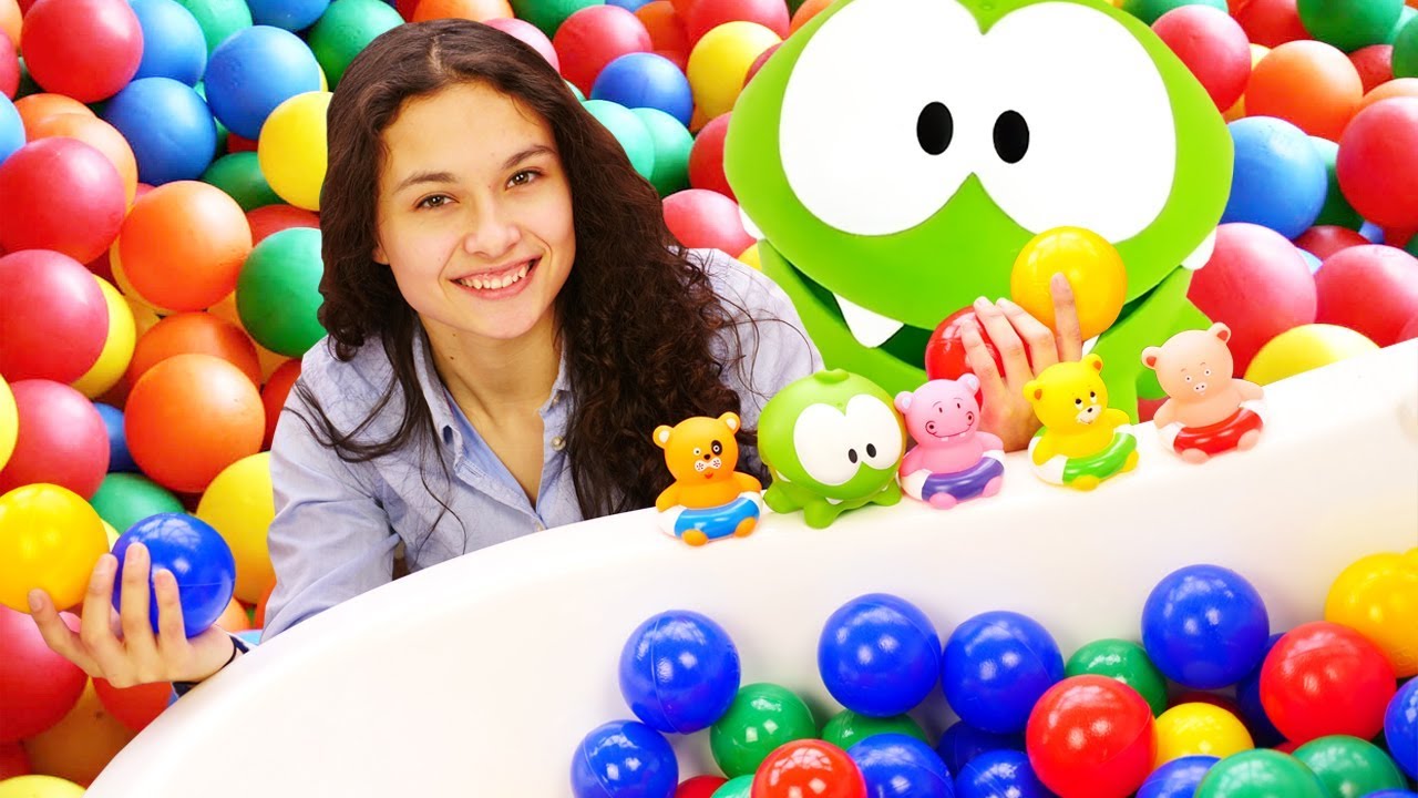 Om Nom busca las pelotas. Vídeos de juguetes infantiles. Om Nom de juguete.