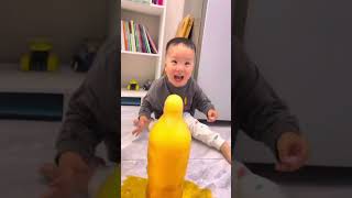 Seeing The Juice Fountain, The Cute Baby Rushed To Drink