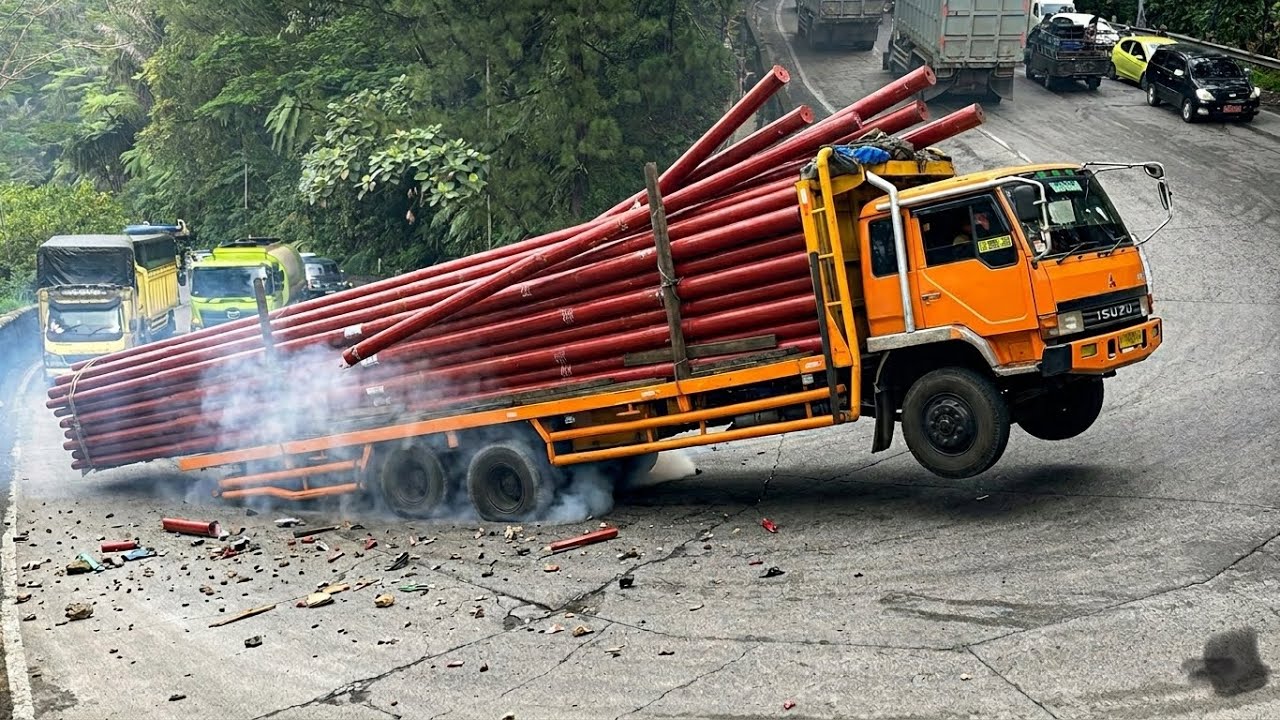 NGERI !!! DETIK DETIK MUATAN TRUK NYARIS JATUH, Hari Tersulit Truk Super Panjang di Sitinjau Lauik
