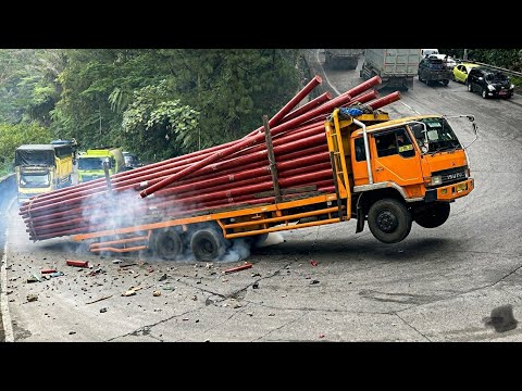 NGERI !!! DETIK DETIK MUATAN TRUK NYARIS JATUH, Hari Tersulit Truk Super Panjang di Sitinjau Lauik