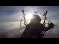 Paramotor vliegen boven de wolken heerlijk