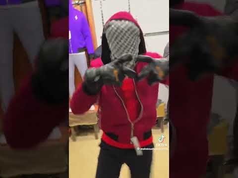 قالتلي بحبك اكتر قولتلها البسلك احمر