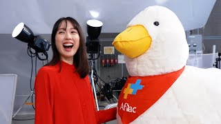 戸田恵梨香、アフラックダックの巨大ぬいぐるみに大興奮「存在の大きさに気づいた」　真っ赤なワンピース姿で爽やかな笑顔を見せる　「アフラック生命保険」新TVCM「ツミタス誕生」篇