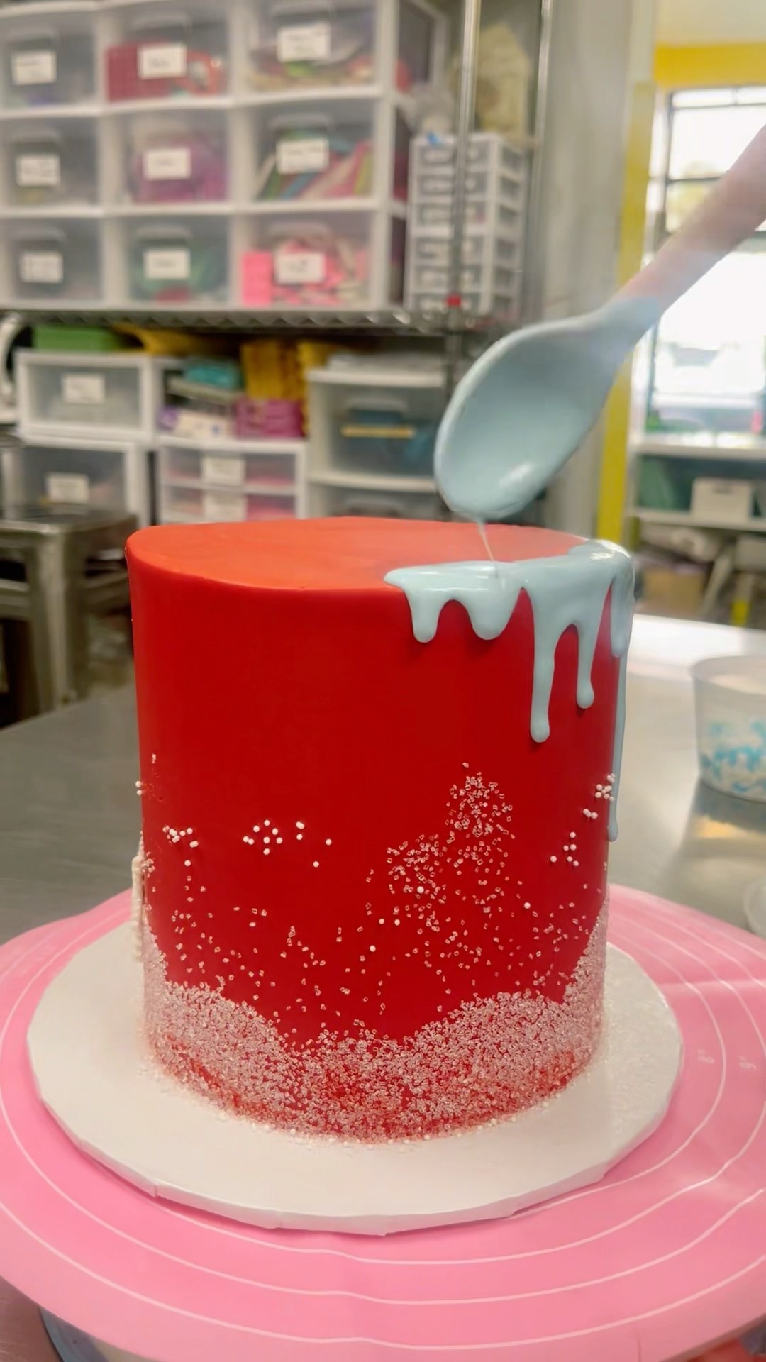EASY XMAS CAKE DECORATION #howto #cake #tutorial #diy #easy #cake #art #artist #holiday #christmas