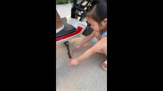 爸爸就知道玩手机，逗逗�...