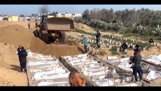 Gaza Residents Bury Unidentified Bodies in Mass Grave