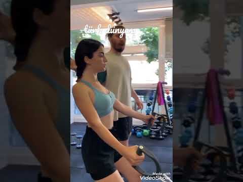 اوزجي ياغيز حوا بطله مسلسل واحد منا مع خطيبها جوكبيرك بطل مسلسل اليمين