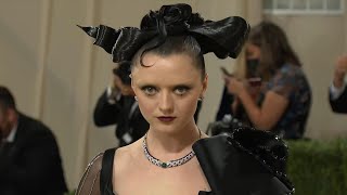 Met Gala 2021 Maisie Williams Shows Up With No Eyebrows