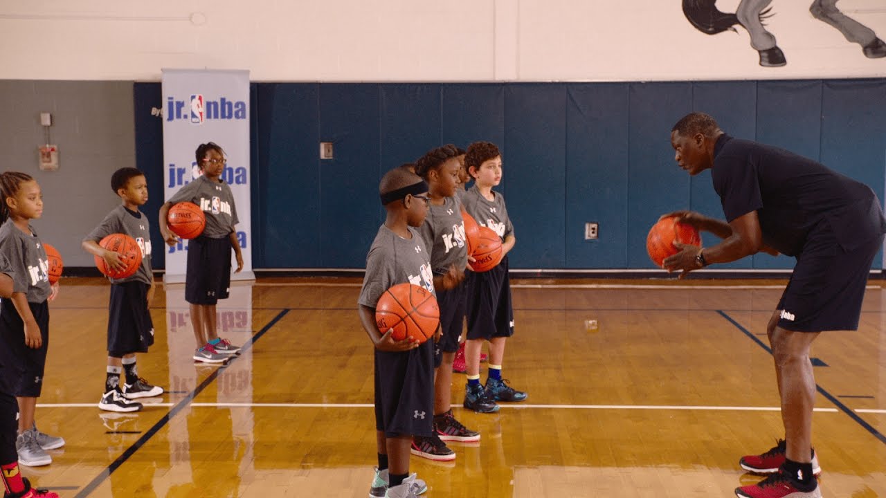 A Fita de 64 jogos do Dynavision#3 Basketball  E o terceiro jogo da fita é  Basketball, Double dribble é o nome do jogo. Bomé basquete, simples.  Divertido pra quem gosta. Não