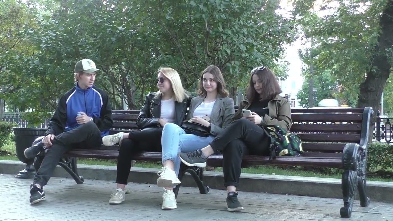 королева пранков. убеждать людей. мужчина и женщина с сигаретой. стильная пара. мужчина и женщина соблазнение.