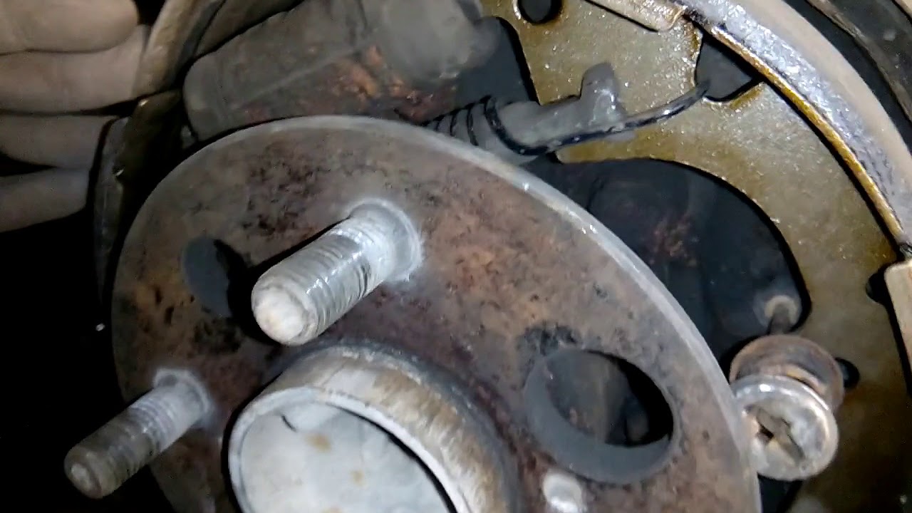 Замена задних тормозных колодок на Тойоте Карина АТ 170 - YouTube