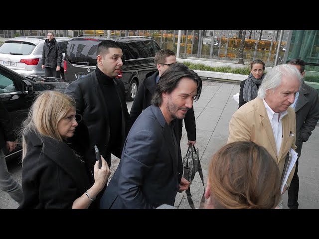 2017 Keanu Reeves with fans in Berlin - YouTube